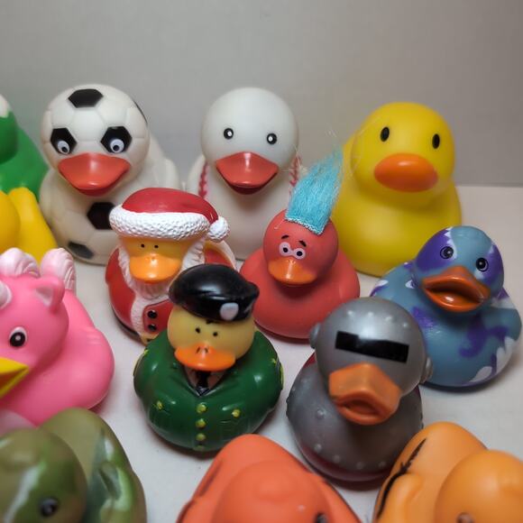 Lot Of 24 Rubber Ducks Jeep Ducking Miscellaneous Holiday Sport Glitter Party - Picture 9 of 16
